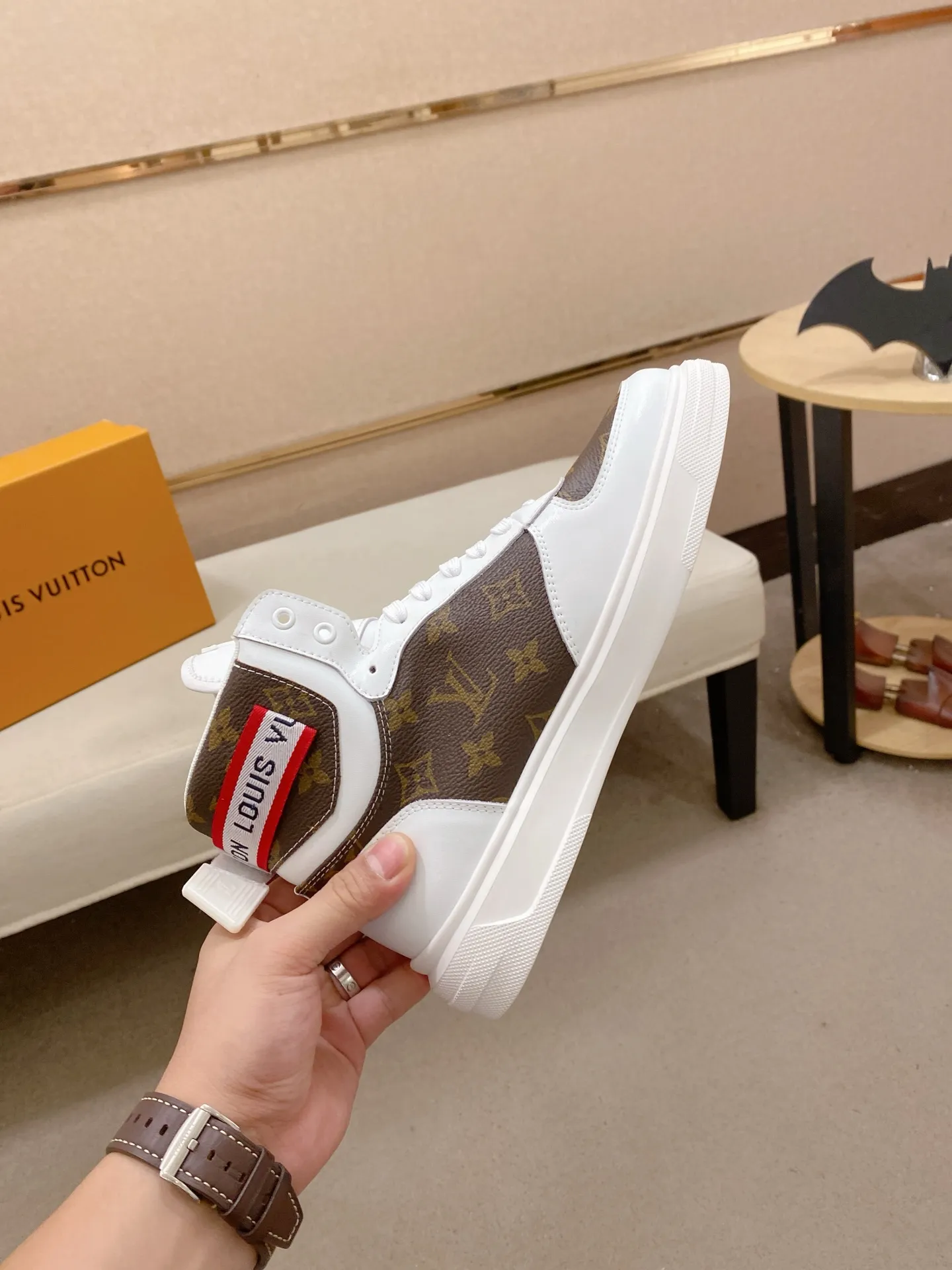 Men's shoes 400💰louis vuitton (Louis Vuitton/lv)🔍🔍The new counters are on sale at the same time. The uppers are imported from Italy. ⃣️Re-engraved🇮🇹💪💪, ⚠Sole: The original sole is specially provided by the original factory, the exclusive movable molded sole is super comfortable, ⚠Original and single goods 🔍high quality, you can enter and leave the counter at will, welcome to compare⚠. Code number: 38-44 (45/customized, non-refundable)